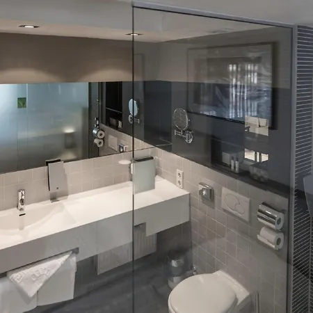 Pearl Design Frankfurt 4*